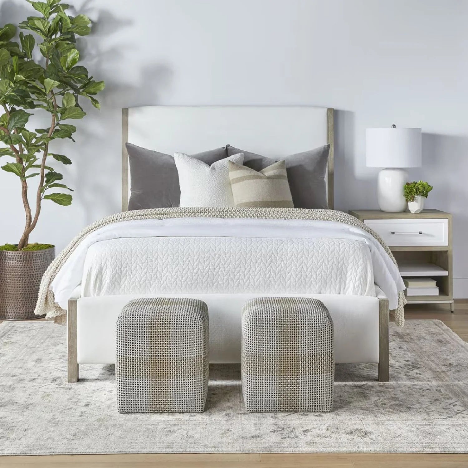 Luxury Upholstered Modern Solid Wood King Bed European Style for Villa
