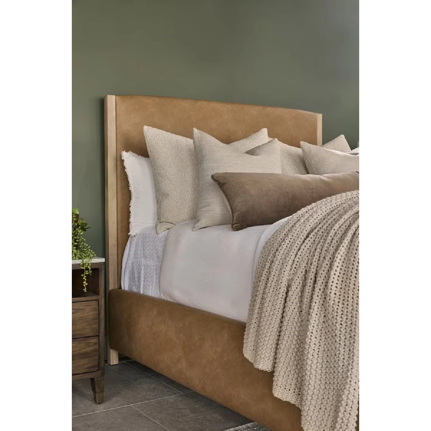 Luxury Upholstered Modern Solid Wood King Bed European Style for Villa