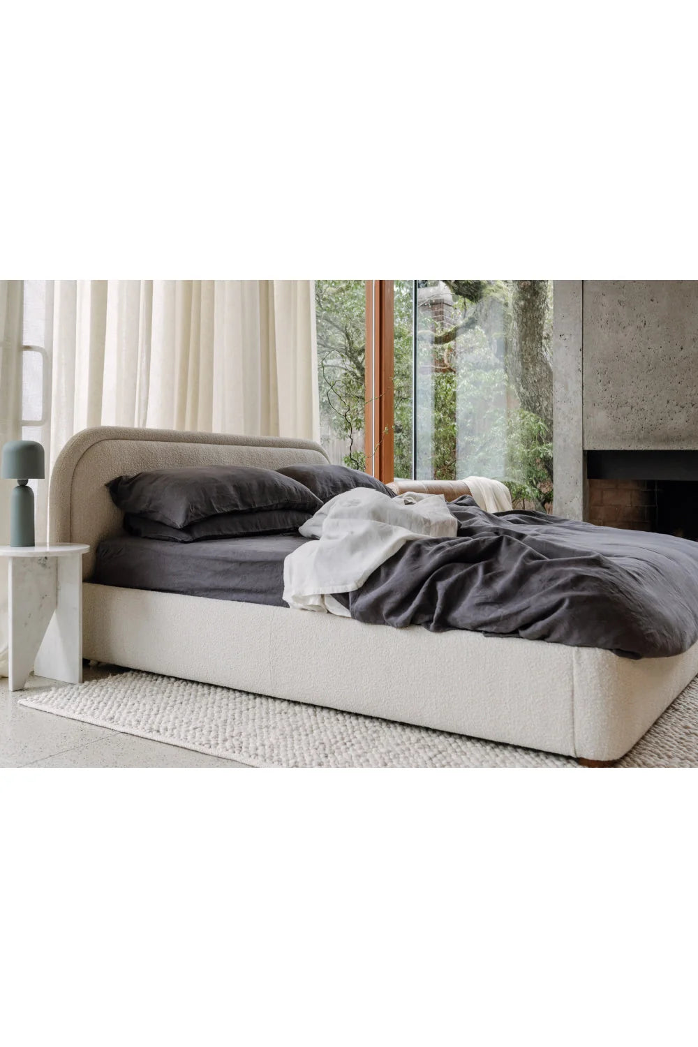 Luxury Upholstered Modern Velvet Bed European Style for Villa