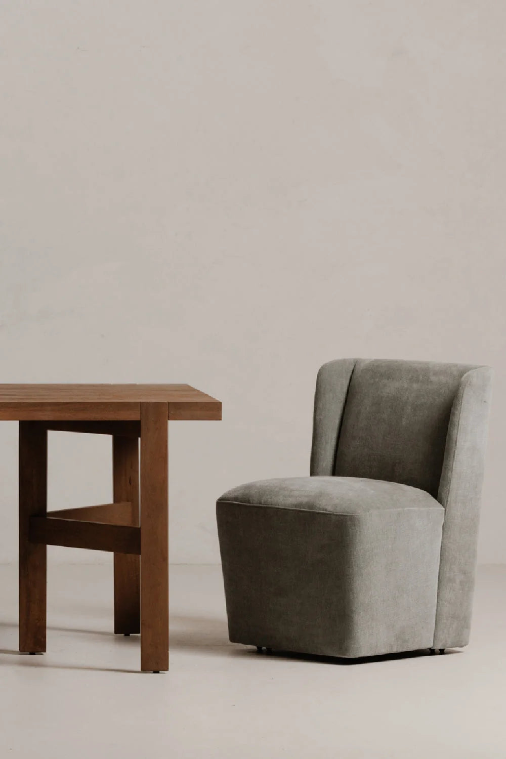 Luxury Upholstered Wheeled Modern Dining Chair European Style for Villa