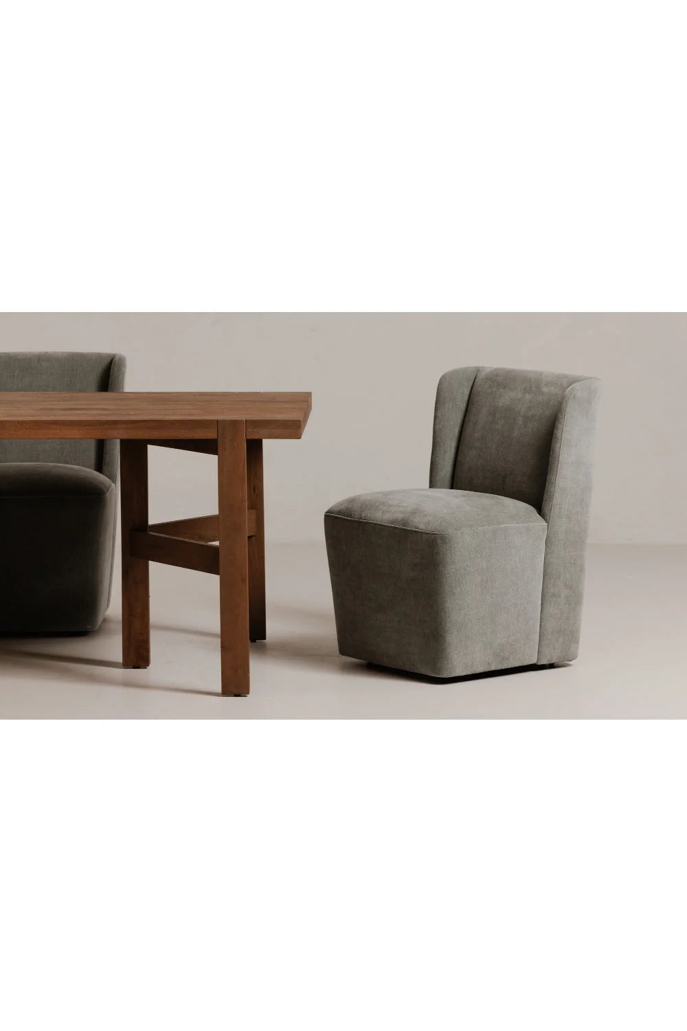 Luxury Upholstered Wheeled Modern Dining Chair European Style for Villa