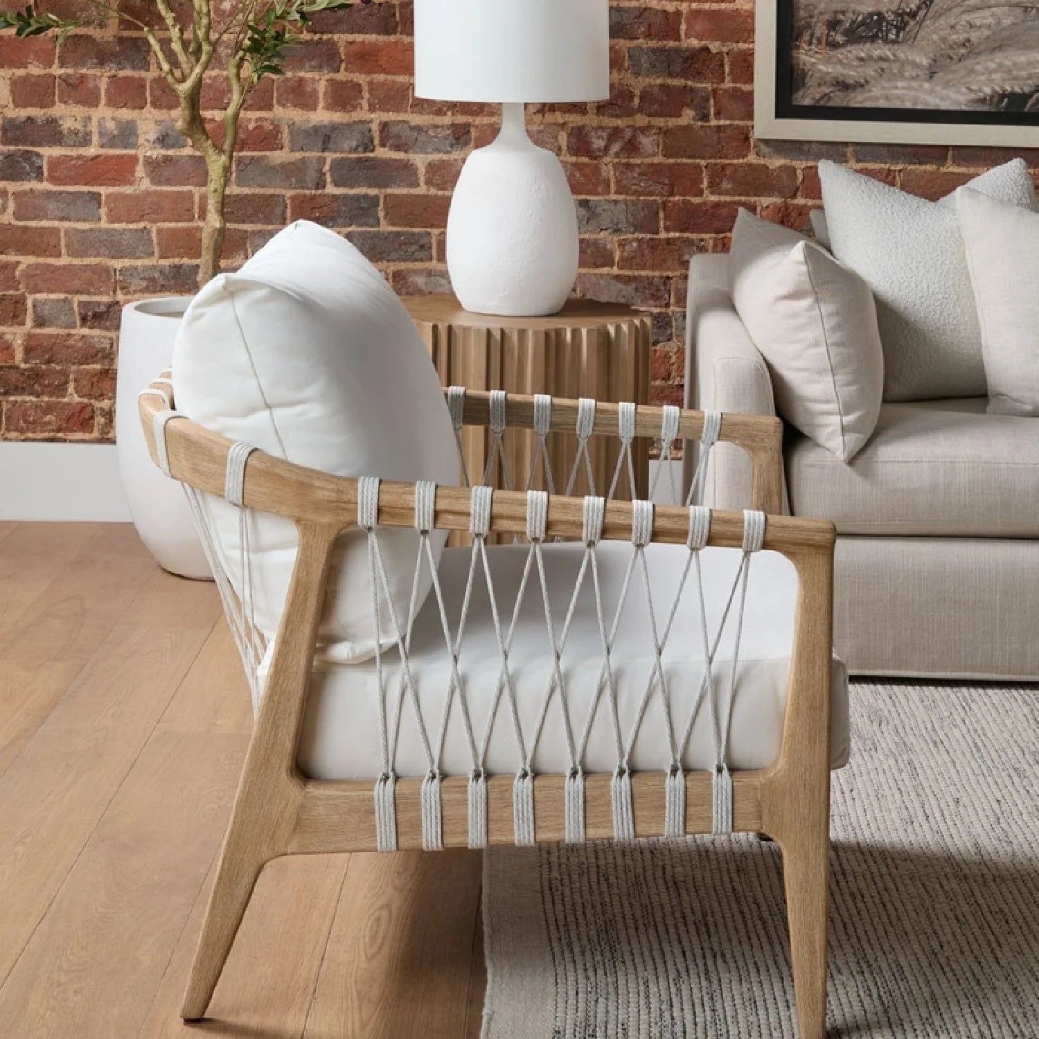 Luxury White Cushioned Club Chair European Style for Villa