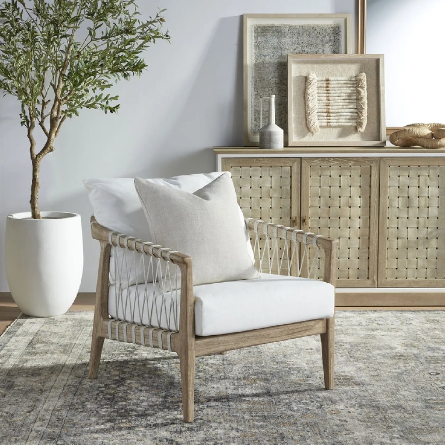 Luxury White Cushioned Club Chair European Style for Villa