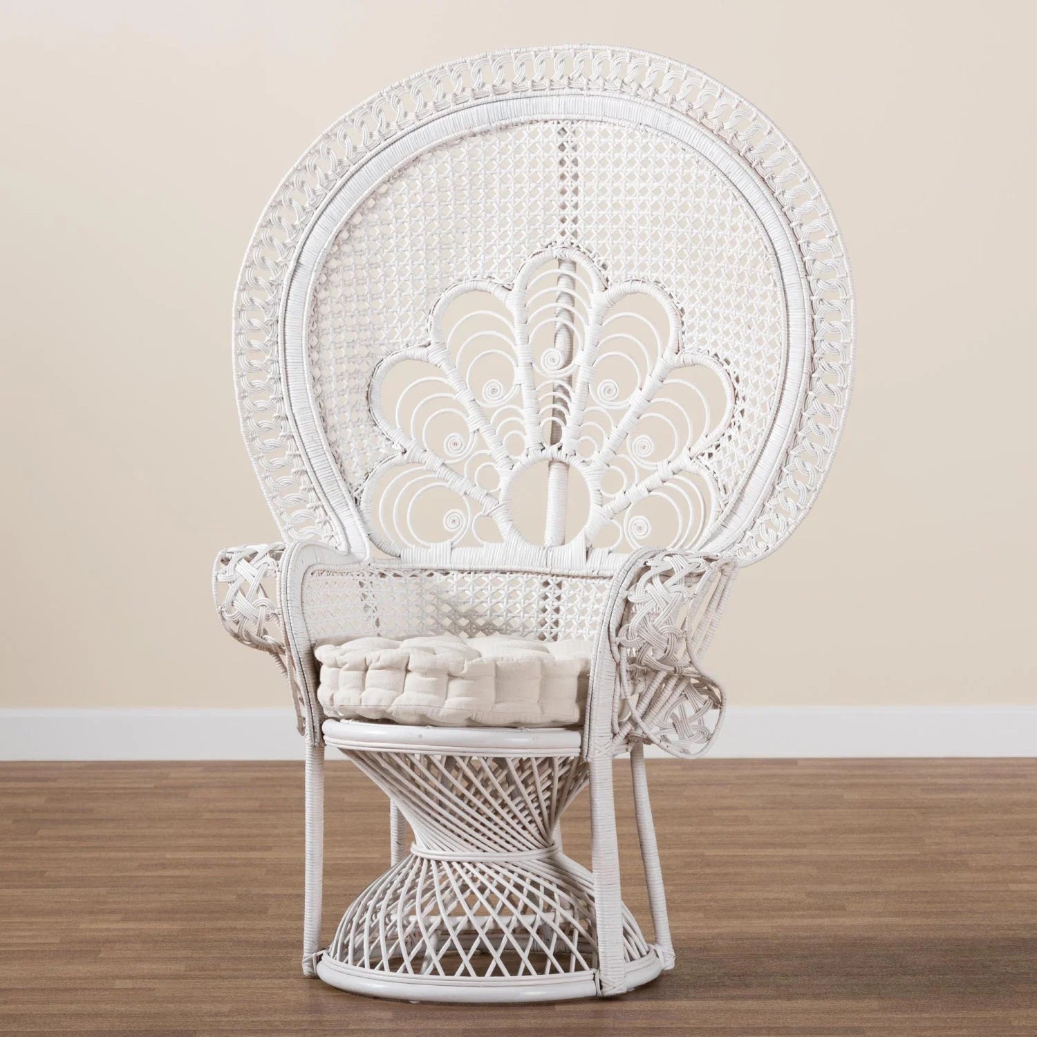 Luxury White Rattan Peacock Lounge Chair Modern Italian Style for Villa