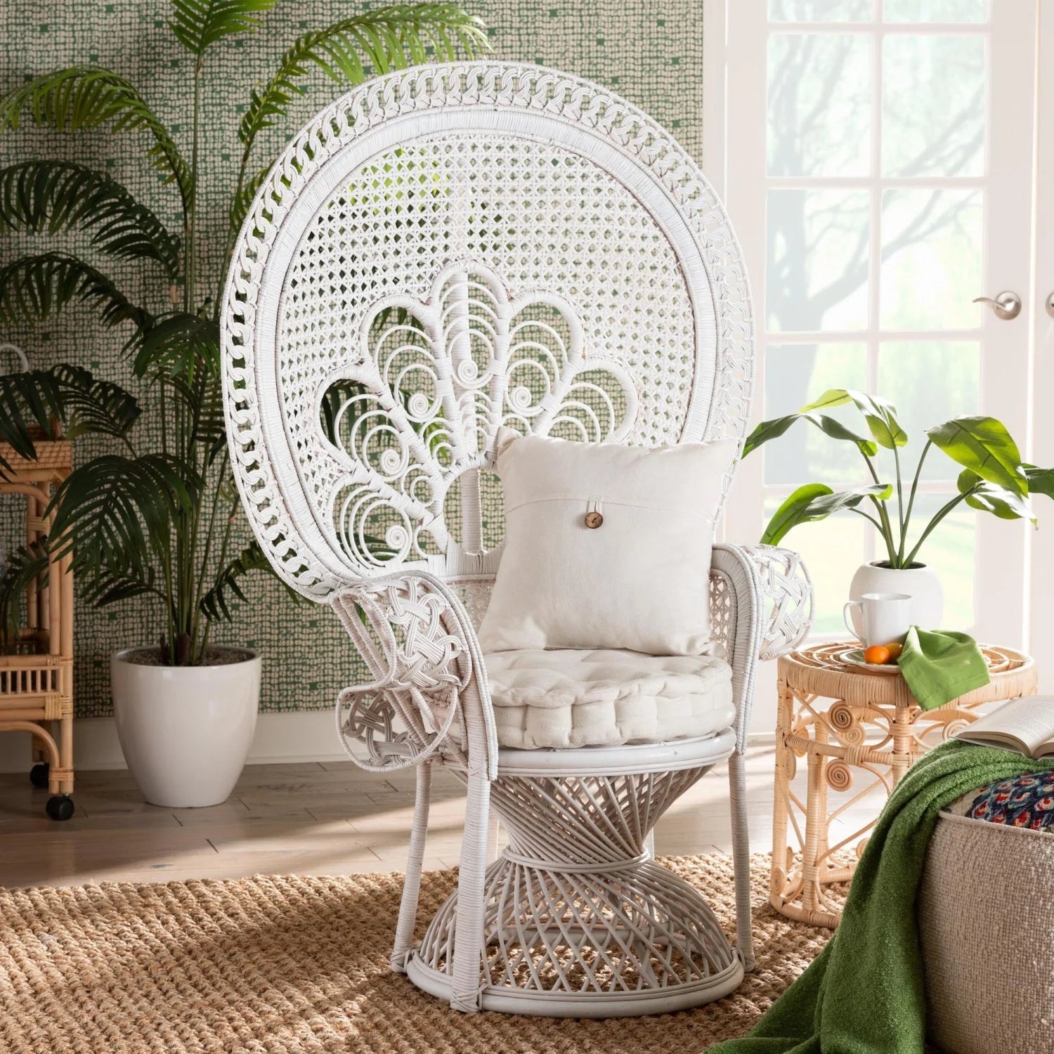 Luxury White Rattan Peacock Lounge Chair Modern Italian Style for Villa