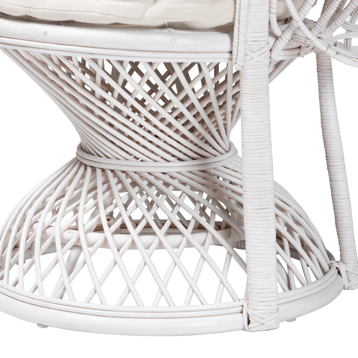 Luxury White Rattan Peacock Lounge Chair Modern Italian Style for Villa