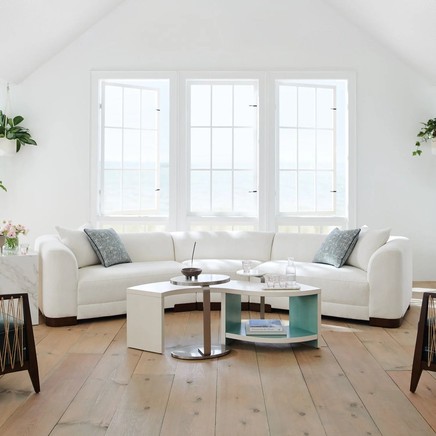 Luxury White S-Shaped Cocktail Table Modern Italian Style for Villa