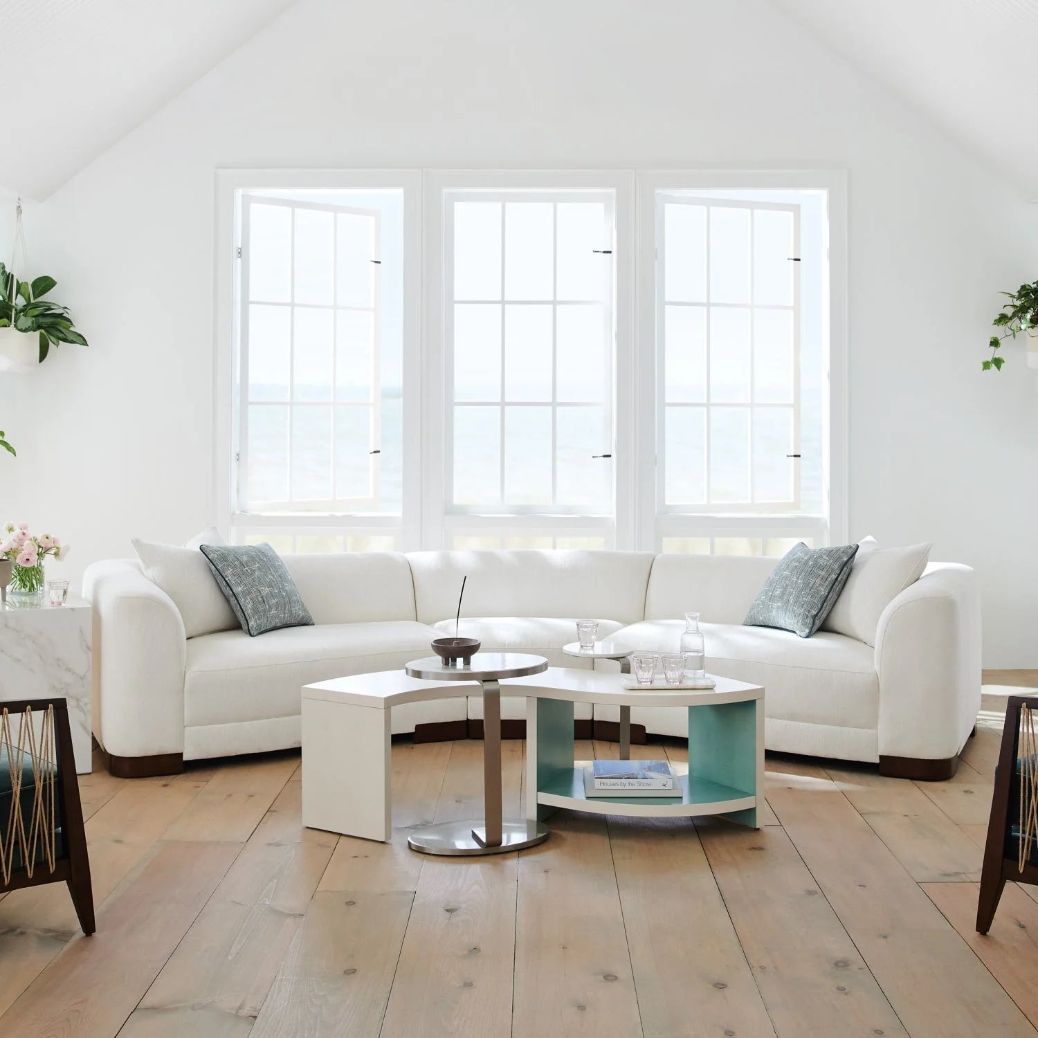 Luxury White S-Shaped Cocktail Table Modern Italian Style for Villa