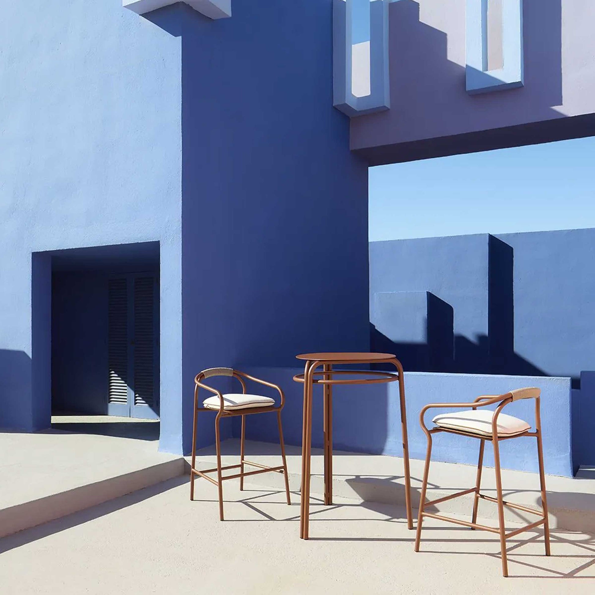 Salò Tall Round Bar Table – Matte Aluminum Outdoor Statement Piece